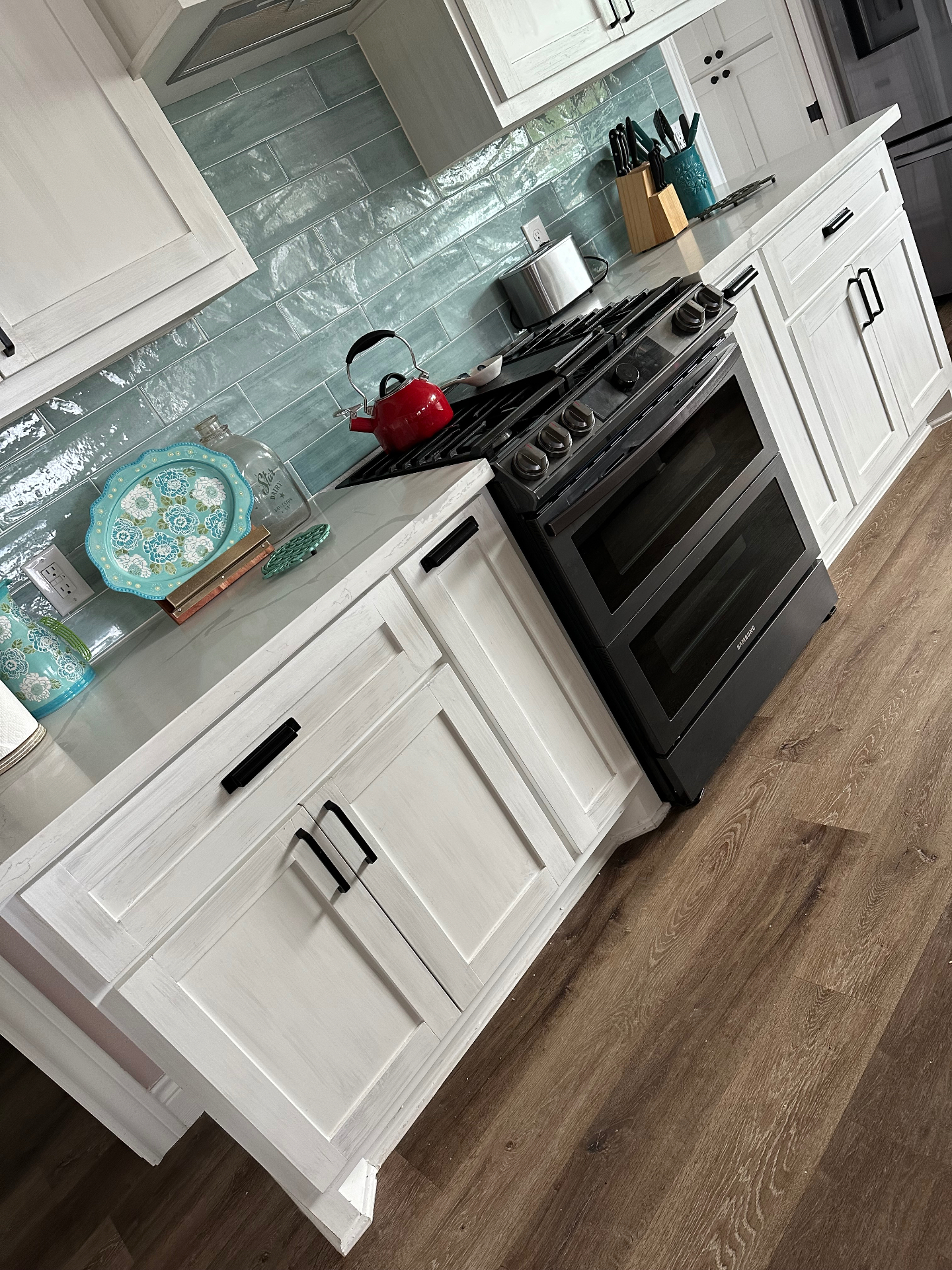 Gas range installed between kitchen cabinets before replacement pickup